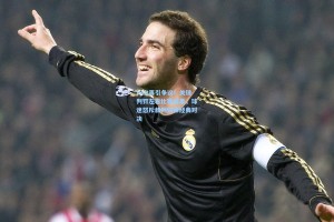 VAR再引争议！关键判罚左右比赛结果，球迷怒斥裁判毁掉经典对决