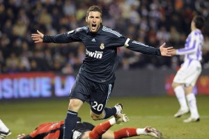 詹姆斯关键三分绝杀！湖人加时险胜掘金，季后赛希望重燃