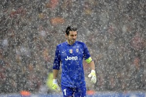 皇家奥维耶多主场激战莱万特，拜利领衔防线，龙东冲锋，马修-瑞安关键扑救定乾坤