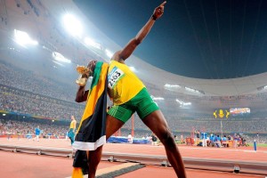 梅西梅开二度助迈阿密国际逆转取胜，球迷沸腾